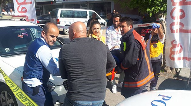 Otomobil kaldırımdaki yayalara çarptı! 2 ölü 5 yaralı