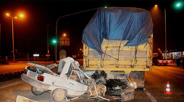 Otomobil kamyona arkadan çarptı 1 ölü