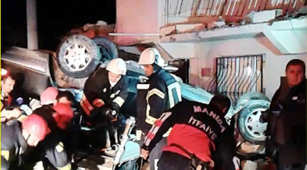 Otomobil, kamyonet ve evin balkonuna çarptı: 3 ölü