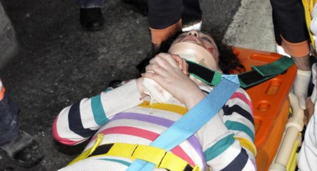 Otomobil, karşı yöne geçmeye çalışırken otobüsle çarpıştı: 3 yaralı