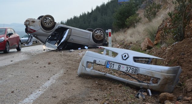 Otomobil kayalara çarpıp ters döndü: 4 yaralı