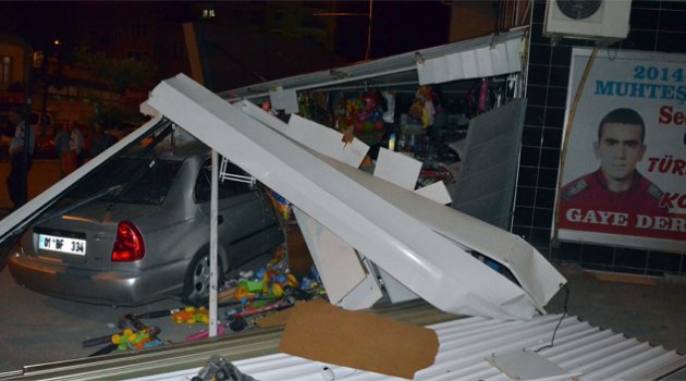 Otomobil kırtasiye dükkanına girdi