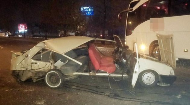Otomobil kontrolden çıkınca otobüse çarptı! 2 yaralı