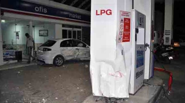 Otomobil LPG pompasına çarptı