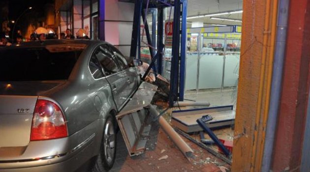 Otomobil markete girdi: 2 yaralı