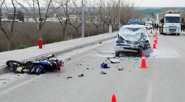 Otomobil motosikletle çarpıştı! 2 ölü, 1 yaralı