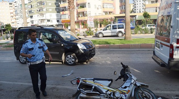 Otomobil motosikletli kadın sürücüye çarptı