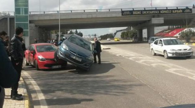 Otomobil, önündeki otomobile çarpıp üstüne çıktı
