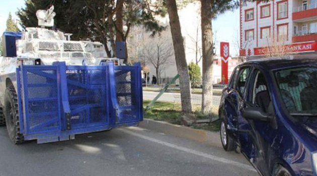 Otomobil panzere çarptı
