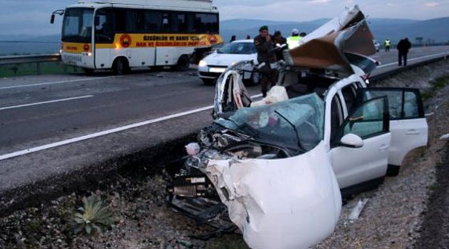 Otomobil parti midibüsüne çarptı: 1 ölü