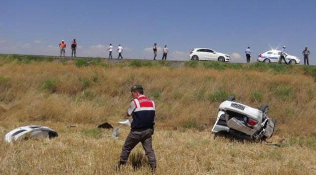 Otomobil şarampole devrildi: 2 ölü, 1 yaralı