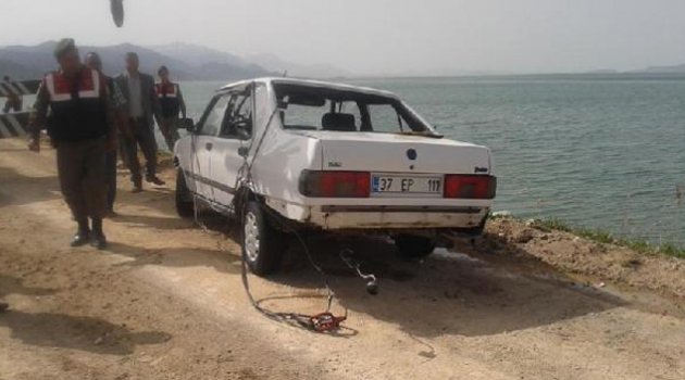 Otomobil Suğla Gölü'ne uçtu, sürücü kurtuldu