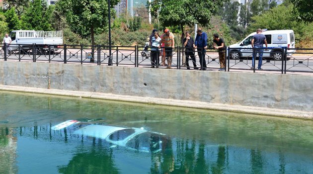 Otomobil sulama kanalına düştü, sürücü son anda kurtuldu