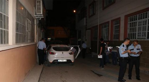 Otomobil sürücüsünü öldürdü, araç durunca inerek kaçtı