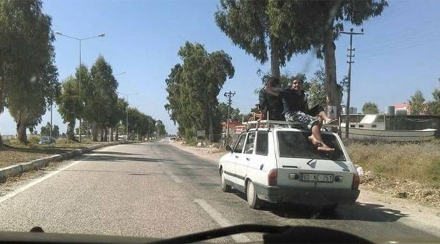 Otomobil tavanında tehlikeli yolculuk