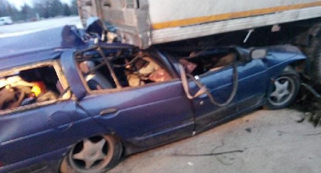 Otomobil TIR'a arkadan çarptı: 2 ölü, 2 yaralı