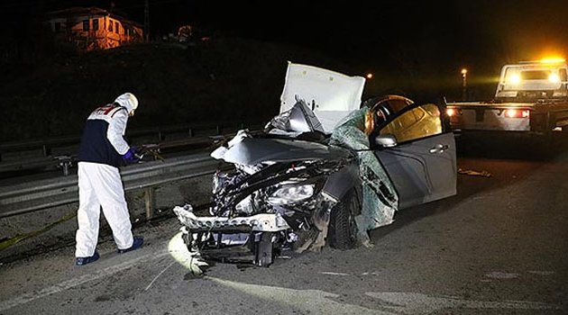 Otomobil tıra çarptı! 2 ölü 3 yaralı