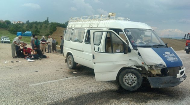 Otomobil ve minibüs çarpıştı çok sayıda yaralı var