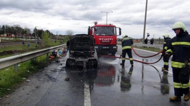 Otomobil yandı, uluslararası yol 1 saat trafiğe kapandı