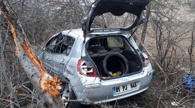 Otomobil yoldan çıkınca ağaçlık alana girdi! 3 yaralı