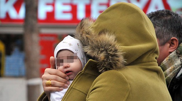 Otomobilde 45 kilo eroinle yakalanan İranlı kadın yüzünü bebeğiyle sakladı