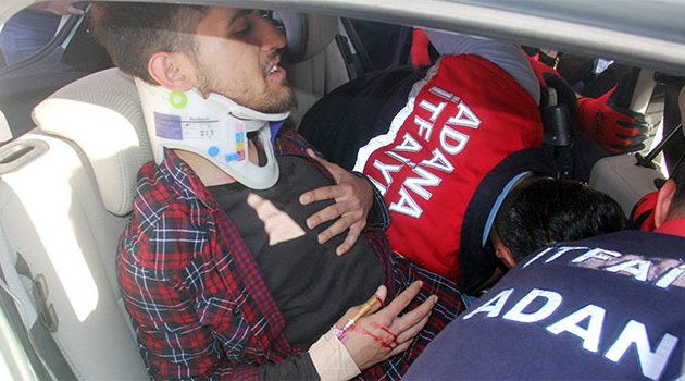 Otomobilde sıkışan genç kurtarıldı