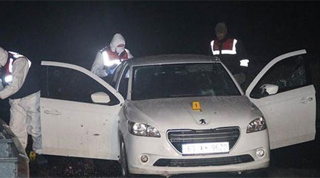 Otomobile silahlı saldırı: 2 ölü, 1 yaralı
