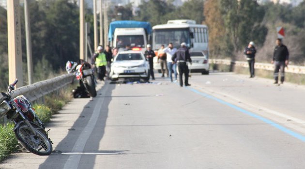 Otomobilin altında metrelerce sürüklendiler