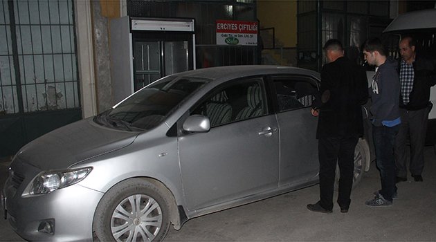 Otomobilin camını kırıp 133 bin lirayı çaldılar