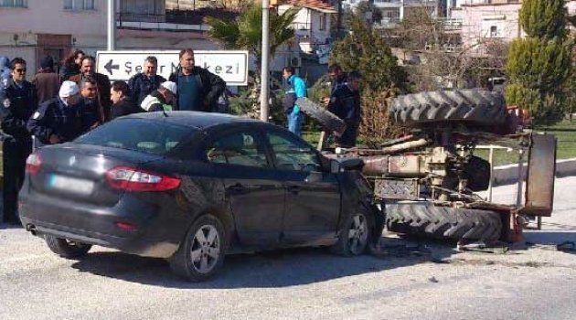 Otomobilin çarptığı traktörün sürücüsü ağır yaralandı