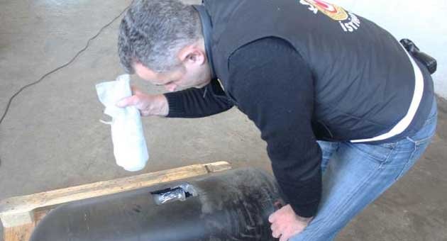 Otomobilin LPG tankından 45 şişe kaçak içki çıktı
