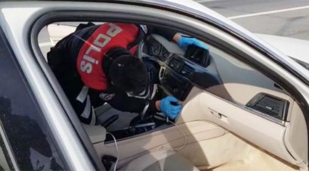 Otomobilin teyp kısmından çıkanlar polisi şaşkına çevirdi