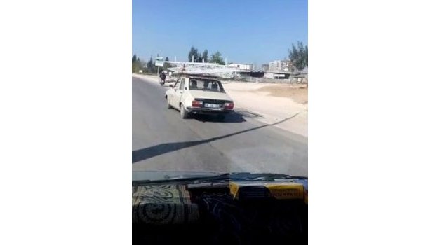 Otomobilin üzerinde pencere demiri taşıdı