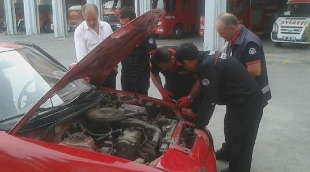Otomobilinde sıkışan kedi için itfaiyeye gitti