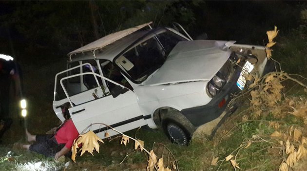 Otomobiline parfüm sıkmak isterken kaza yaptı: 2 yaralı