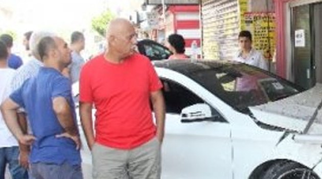 Otomobiliyle dükkana girdi