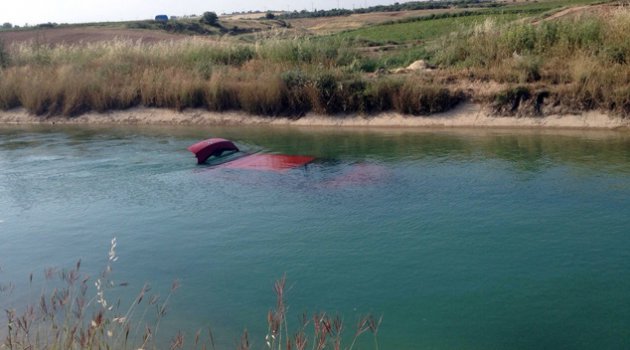 Otomobiliyle sulama kanalına uçtu