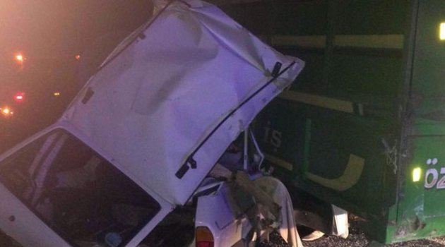 Otomobille biçerdöverin altına girdiler: 2 ölü