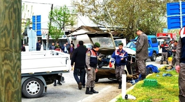 Otomobille kamyonet çarpıştı! 3 ölü 1 ağır yaralı