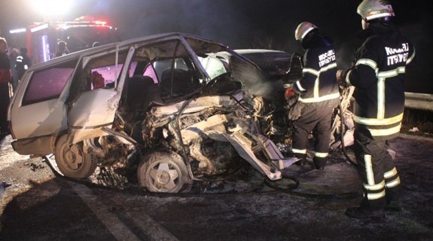 Otomobiller kafa kafaya çarpıştı! 2 ölü