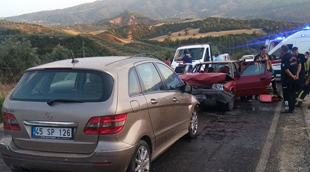 Otomobiller kafa kafaya çarpıştı! 8 yaralı