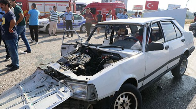 Otomobiller kafa kafaya çarpıştı