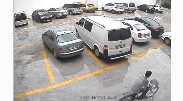 Otoparktaki bisikleti 10 saniyede çaldı