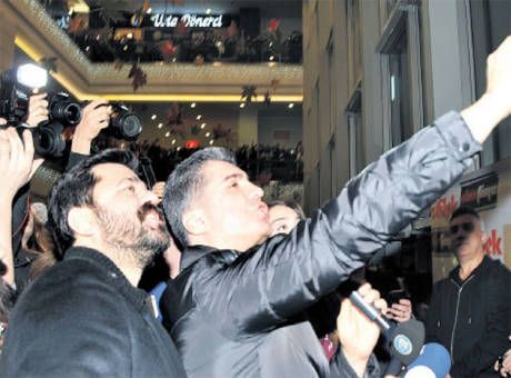 Özcan Deniz'de şiddete hayır selfie'si