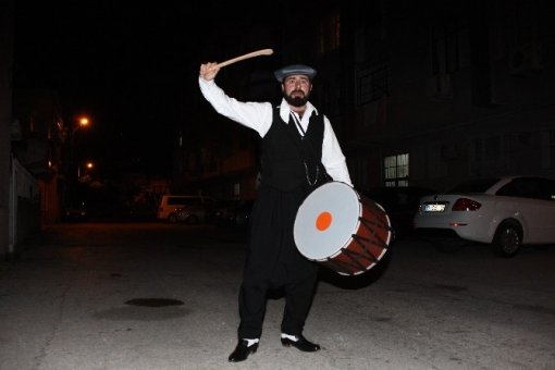 Adanalı komedyen vatandaşları davul ve manilerle sahura kaldırdı