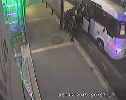 Yardım etme bahanesiyle genç Annenin cep telefonunu çaldı