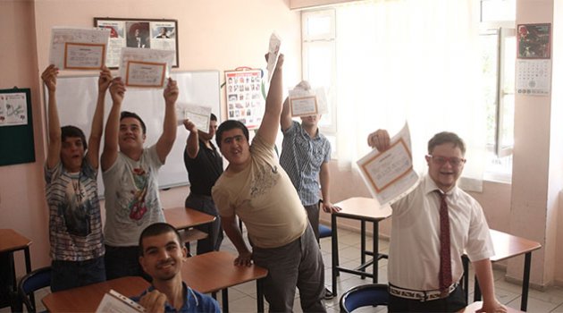 Özel öğrencilerin karne heyecanı