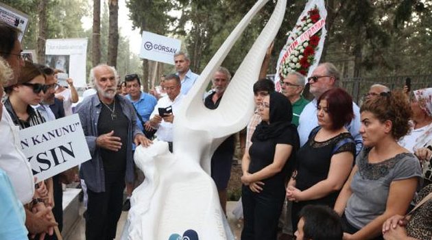 Özgecan Aslan'ın mezarına anıt heykel dikildi