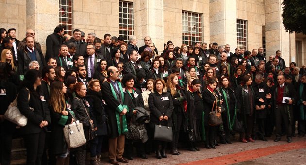 Özgecan için avukatlardan cübbeli eylem