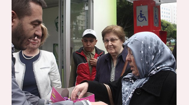 Özgecan’ın Katili Öldürülünce Çikolata Dağıttılar